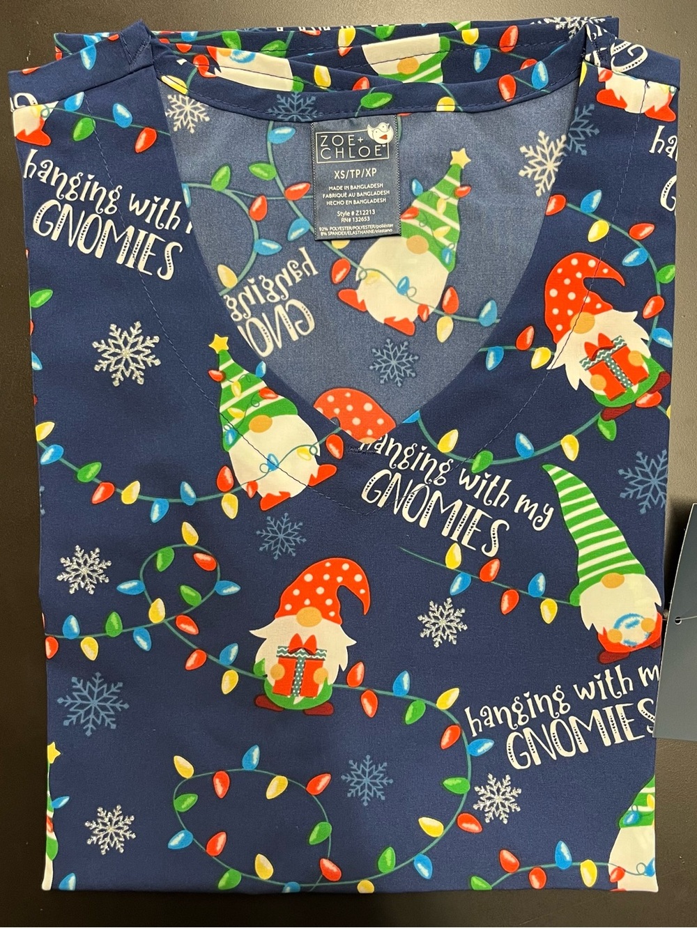 NWT Zoe Chloe Christmas Gnome Print Women’s Navy Holiday Short Sleeve Scrub Top